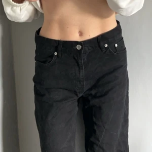 Svarta jeans  - Säljer dessa svarta jeans från Junkyard endast använda fåtalet gånger. Bra längd på mig som är 175. Skriv för fler bilder eller vid funderingar💞