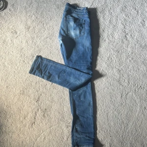 Dondup jeans george  - Säljer ett par riktigt snygga och trendiga dondup jeans i modellen George. Storlek 32👍 Utmärkt skick, inga defekter!