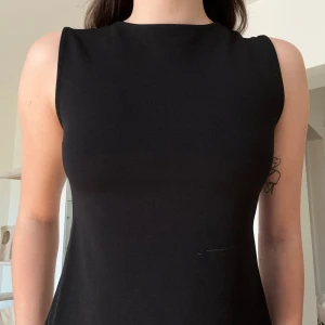 Topp öppen rygg BikBok - Helt ny topp från BikBok, öppen rygg och elegant framsida 💗Tog bort lapp men använde aldrig. Otroligt elegant och fin!    Nypris: 299kr Mitt pris: 100