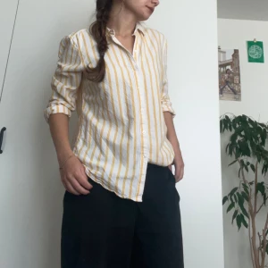 Randig skjorta - Randig skjorta som passar bra till mycket!! Säljer då den inte kommer till användning!!❤️🤩