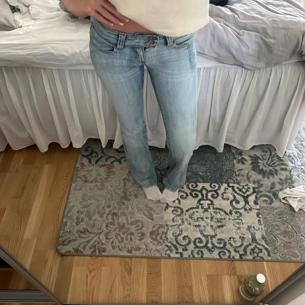 Säljer dessa snygga jeans som kommer från Only jeans❤️. Jeans & Byxor.