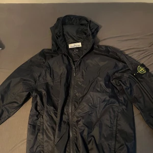 Stone idland windbreaker  - Jätte bra skicka stone Islands windbreaker den är väldigt tunn och den är inte så mycket använd.  Den är så klart äkta går att skanna och allt!