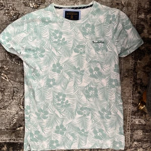 Bondelid t-shirt  - Säljer min bondelid tröja då den är för liten Har andvändt enstaka ggr Storlek s