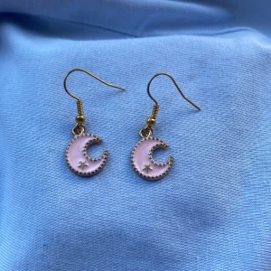  Måne örhängen -  Rosa moln örhängen med guldiga detaljer och guldiga krokar med guldig baksida 