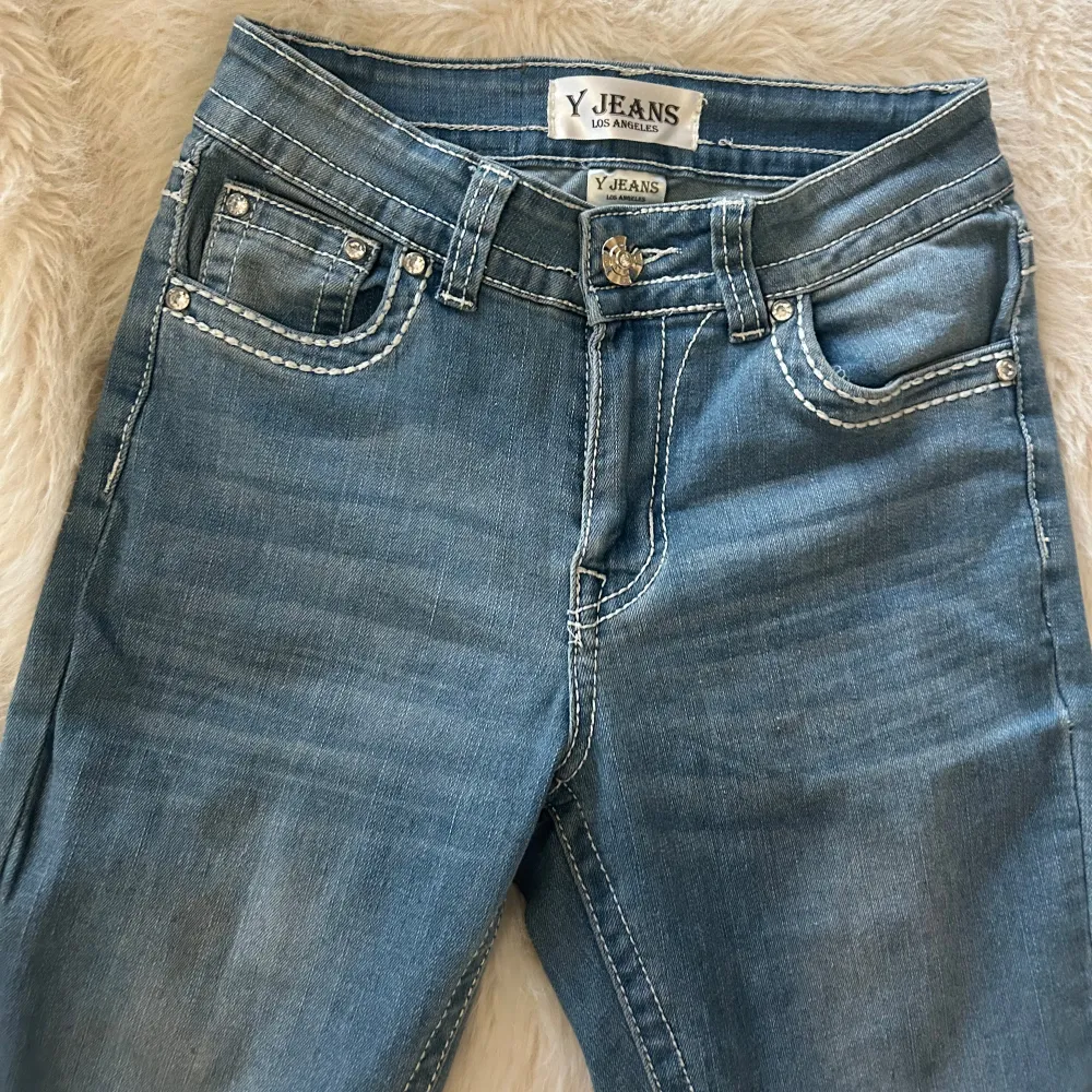 Säljer dessa boot cut jeans med strass i storlek 32- 34!  Jeansen är i bra skick och endast använda ett få tal gånger, säljer pga att dom inte används.  Vill du ha fler bilder på jeansen? Kontakta mig privat🩵  (Pris kan diskuteras). Jeans & Byxor.