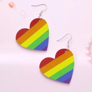 Nya regnbågsörhängen i form av hjärtan. HBTQI HBTQ Cute Pride Queer Love wins Ovanliga - Leve kärleken!  Nya örhängen med hjärtan i regnbågsfärger. Örhängena är 6,8 cm långa  och 4,8 cm breda.  Krokar.  Material: konstläder. Ett par vackra och unika Statementsmycken! Jag ger bundlerabatt.