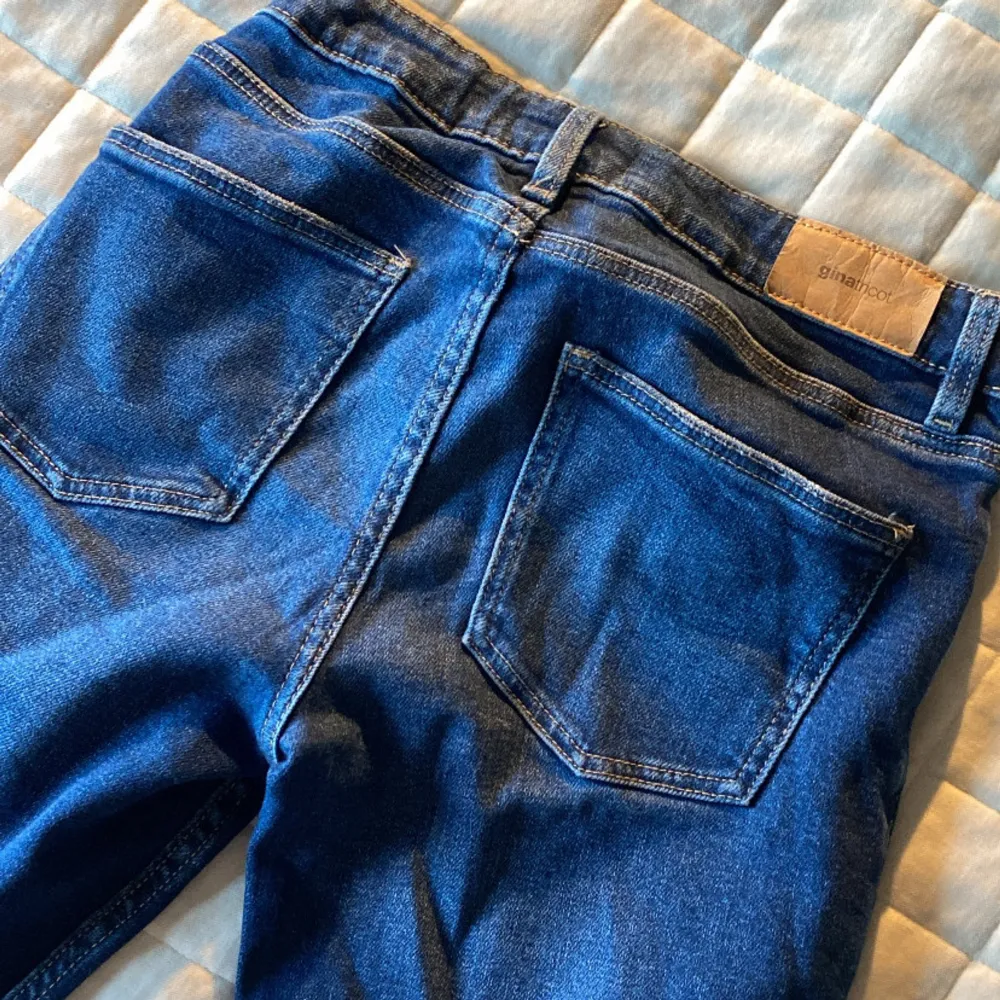 Fin fina Lowwaist bootcut jeans från Gina tricot som tyvärr blivit för små. Hör av er vid intresse och vi kan alltid diskutera pris. 💝. Farkut & Housut.