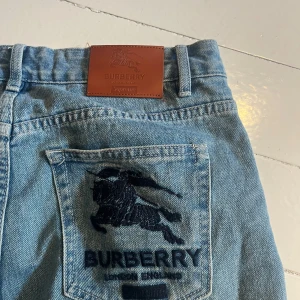 Burberry X Supreme Jeans - Tjena säljer ett par feta jeans från burrbery, Storlek 32. Har tyvärr inget kvitto