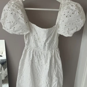 Zara klänning - Superfin broderad zaraklänning med öppen rygg i storlek xs , använd en gång, nypris 600kr🩷