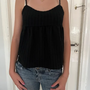 Söt svart linne - Den är i bra skick och har bara använts runt 3 gånger 