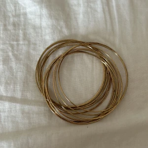 Guldiga bangels  - 15 st guldiga bangels utan mönster, snygga enkla armband att dekorera outfiten med 😊säljer för 20kr stycket