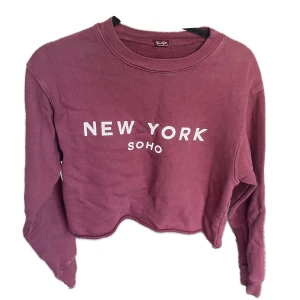 Croppad sweatshirt Brandy Melville - Vinröd croptop tjocktröja från Brandy Melville🩷 storlek onesize