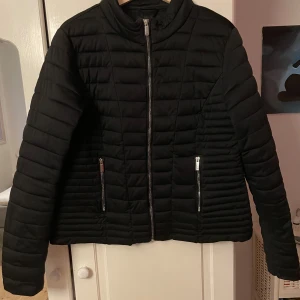 Svart höst/vår jacka - En höst/vår jacka i bra skick från New Yorker. 