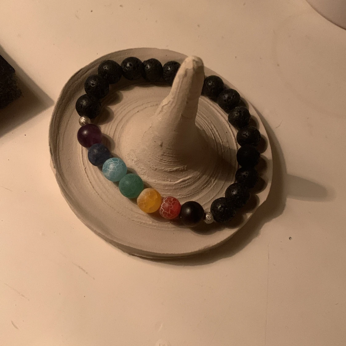 Färgglatt armband med svarta pärlor