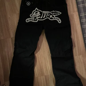 Byxor  - Säljer en byxor.