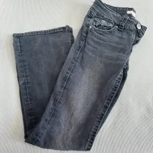 Ett par  grå/svarta bootcutjeans från Gina Tricot i storlek 146. Lite slitna men man tänker inte så mycket på det. Priset kan diskuteras. 🤍