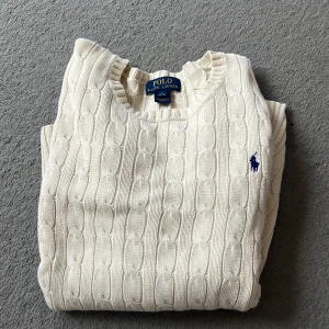 Stickad Ralp Lauren tröja  - Jag säljer den här tröjan pga att den är för liten. Skick 9/10. Inte använd mycket alls. Storlek XS. Inga defekter alls på hela tröjan den är som ny. Pris kan diskuteras. 