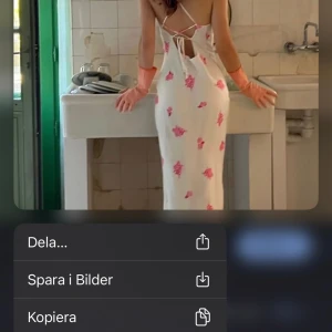 Adoore klänning  - Slutsåld modell vienna. Vit med rosa blommor. Väldigt fint skick. Storlek 38. Passar 36 också. 