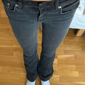 Lowwaist bootcut Jeans - Snygga lowwaist jeans ifrån lager 157, de är i XXS short length🩷 Inga defekter, klicka gärna på köp nu💕