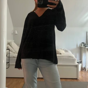 Svart v-ringad tröja - Säljer en svart v-ringad tröja i storlek M. Tröjan är långärmad och har en normal passform. Perfekt för höst och vinter, då den är både stilren och bekväm. Passar bra till både jeans och kjol. Hör av dig vid intresse! 😊