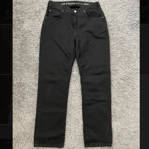 Straight jeans  - Jeans med straight leg, aldrig använda då de är förstora. Storlek 32/32🫶🏼
