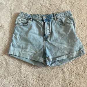 Jeansshorts storlek: 170 - Ljusblåa jeansshorts.  Bekväma och högmidjade.  