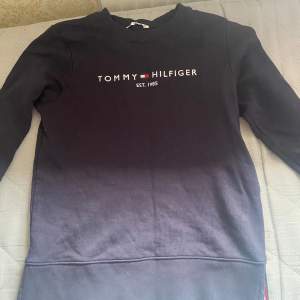 Säljer nu min Tommy Hilfiger tröja pga att den är för liten. Använd 1-2 gånger skick 10-10.     skriv om funderingar