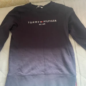 Tommy hilfiger tröja - Säljer nu min Tommy Hilfiger tröja pga att den är för liten. Använd 1-2 gånger skick 10-10.     skriv om funderingar
