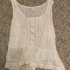 Vit Topp - Gullig vit top💕