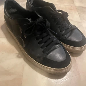 Axel Arigatos skor - Storlek 42 i använt skick. 