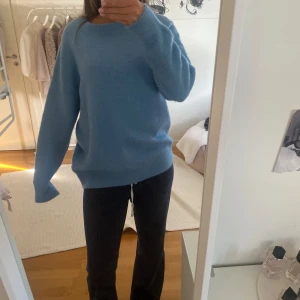 Stickad tröja  - Blå stickad tröja från Zara. Aldrig använd så som ny. 💙 