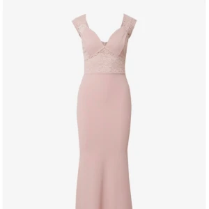 Ljusrosa långklänning med spetsdetaljer - Säljer en superfin ljusrosa långklänning med spetsdetaljer på överdelen. Klänningen har en v-ringad hals och är ärmlös, vilket gör den perfekt för fest eller bal. Materialet känns mjukt och bekvämt, och passformen är tight för en elegant look. Perfekt för sommarens alla fester! 🌸Endast använd en kväll.