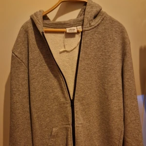 Grå hoodie - Skick 9/10, använt ett par gånger men annars är den i väldigt bra kondition, storleken är runt 160cm så XS eller S passar, skriv gärna om du har frågor 😁