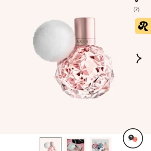 Rosa parfymflaska med vit boll - Säljer en superfin parfym från Ariana Grande! Flaskan är rosa och har en cool geometrisk design. Den har också en söt vit boll som hänger på korken. Perfekt för att ha på sminkbordet eller ge bort som present. Doften är fräsch och söt, perfekt för både vardag och fest! 💖köpt för 500, ungefär säljer för 310, använd några gånger nästan full. Pris kan alltid diskuteras!