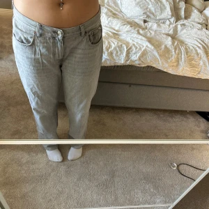Gråa jeans från Gina Tricot low waist - Gråa jeans från Gina Tricot mycket bra skick. Ser stora ut men detta beror på att jag var större runt midjan när jag köpte de men satt som en smäck när jah köpte de.💗
