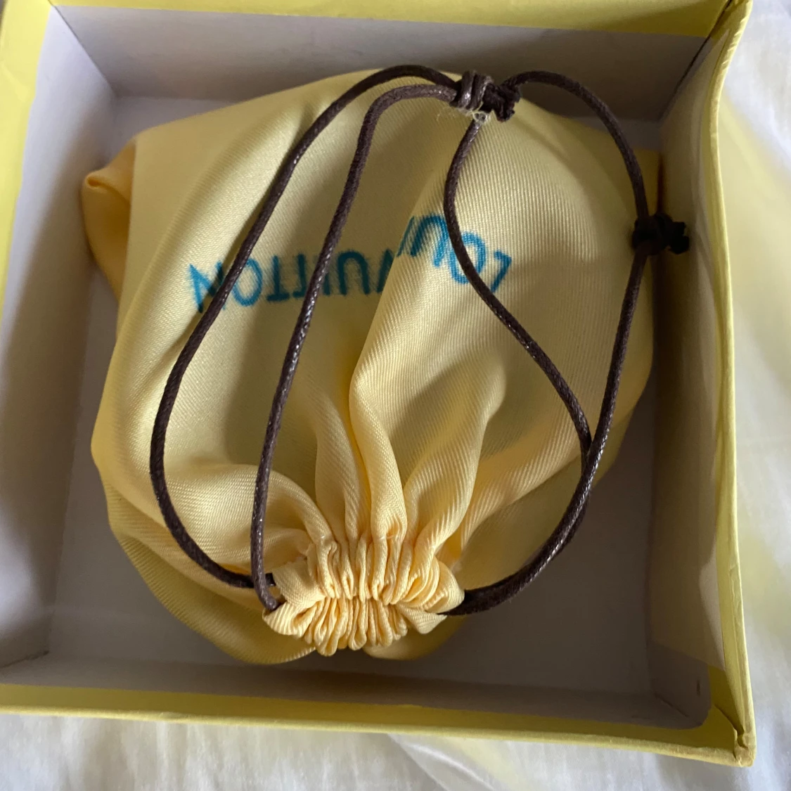 Jag säljer mitt Lv bälte för jag it behöver det numera - 93