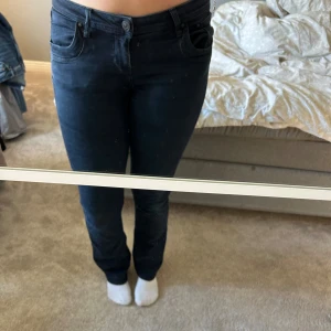 Svarta low waist LTB valerie jeans  - Hej! Jag säljer nu mina sjukt snygga LTB jeans med ett mycket bra skick. Jag vill bara tillägga att de säljs pga viktnedgång💗 