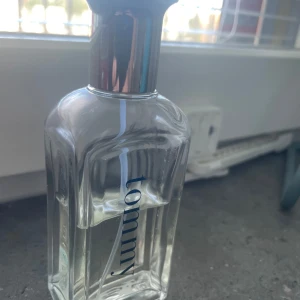 100 ML TOMMY PARFYM (60ML KVAR) - Hej, säljer nu min Tommy parfym köptes för 1200kr 100 ML 40 har Andvänds så 60 ML KVAR medföljer ingen paket, luktar jätte fräscht och gott perfekt när du ska ut eller träffa gäster eller fest, har en god lukt 