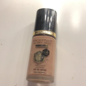 Max Factor Face Finity All Day Flawless Foundation - Säljer en Max Factor Face Finity All Day Flawless Foundation i nyansen C64 Rose Gold. Denna foundation är en 3-i-1 produkt som fungerar som primer, concealer och foundation. Den har SPF 20 och är vegansk. Perfekt för en långvarig och felfri finish!