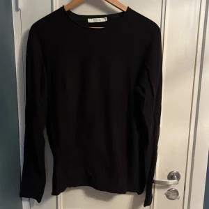 Svart Jack&Jones kofta  - Bra skick på svart jack&Jones stickad kofta.