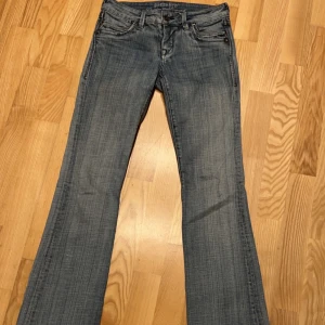 Jeans - Skit snygga jeans med mönster på bakfickorna, aldrig använda från beyond retro i london. Vet inte riktigt storlek men skulle säga 25. Tar gärna emot bud.