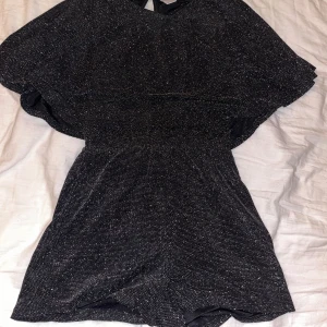 Festlig shorts dress barn - En lite festligare shorts dress, passar perfekt om man vill vara lite extra glittrig till nyår💕