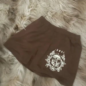 Bruna mjukis shorts  - Bruna mjukis shorts med en svamp 