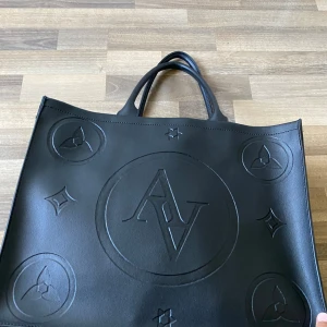 Handväska  - En svart handväska som bara har används 1 gång. Väska passar alla storlekar 