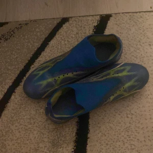 Fotbollsskor  - Fotbollsskor som jag säljer för 300kr. Jag säljer skorna för att dom blev små för mig så jag behövde ta bort snören för att dom ska passa. Jag köpte dom för sirka 700kr från unisport. Dom behöver bara få nya snören och tväta dom.