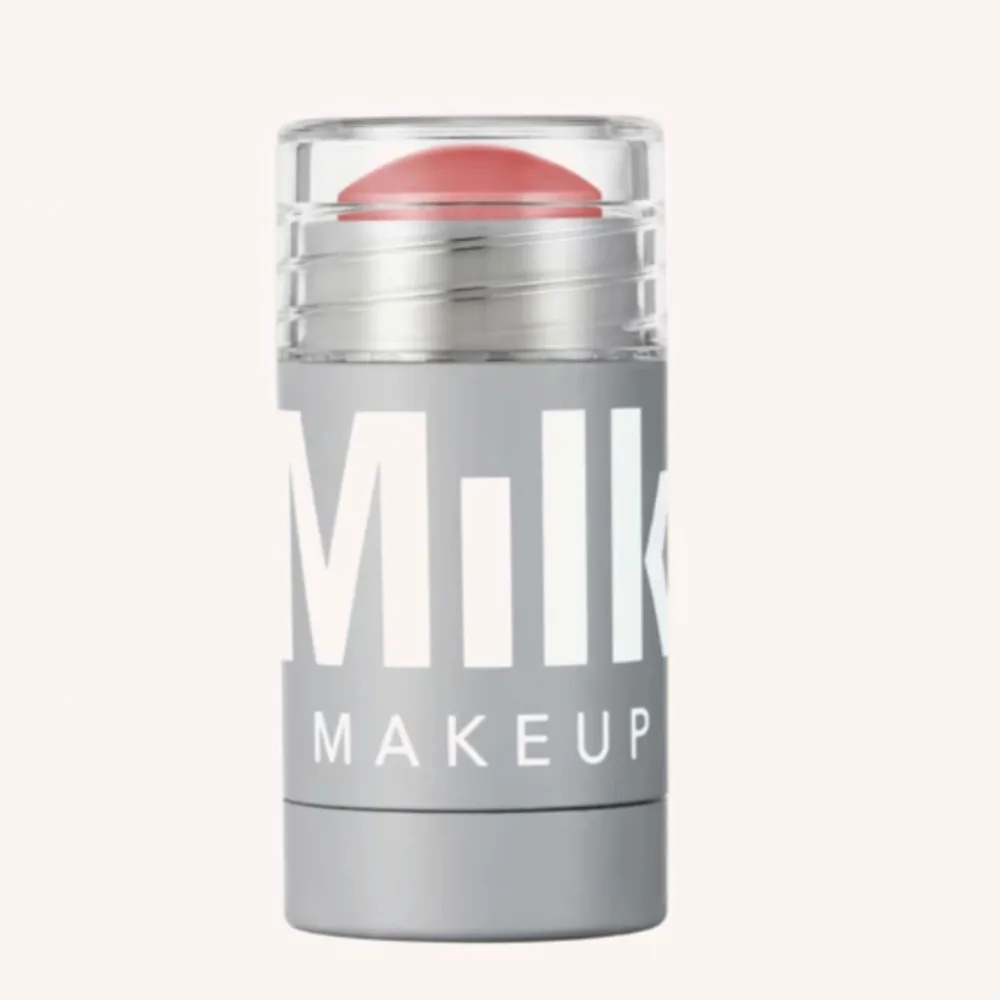 Milk blush stick i färgen ”Werk”, samma färg som Hedvig Sjödin använder. Jättefint och jättebra blush stick som knappt är använt. Kom privat för fler bilder, nypris 280kr.💕💕💕. Skönhet.