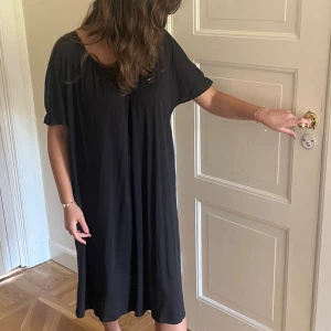 Svart Marimekko klänning - Supersöt klänning från Marimekko. Jättefint skick och gammal modell. Skriv i DM för mått✨