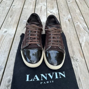 Lanvin bruna - Rätt använda men fortfarande dugligt skick. Snöret på ena är sönder som man ser på bilden. Storlek uk 10/44