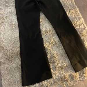 Svart kostymbyxor  - Snygga stretchiga kostymbyxor med utsvängda ben  Endast använda fåtal gånger 