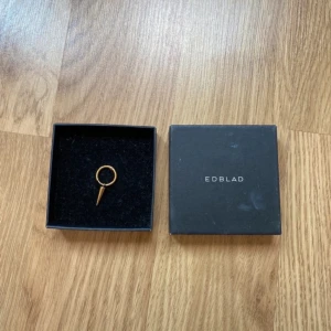 ETT Edblad örhänge💓💓 - Säljer bara ett Edblad örhänge eftersom att jag tyvärr tappat bort det andra!💓💓 nytt skick!!💓